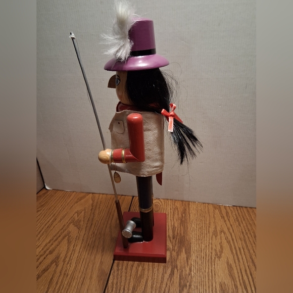 Fisherwoman Nutcracker - Picture 2 of 5